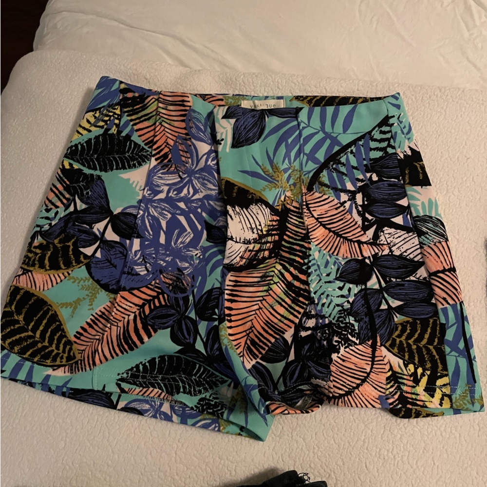 Vestique Multicolor Leaf Print Shorts